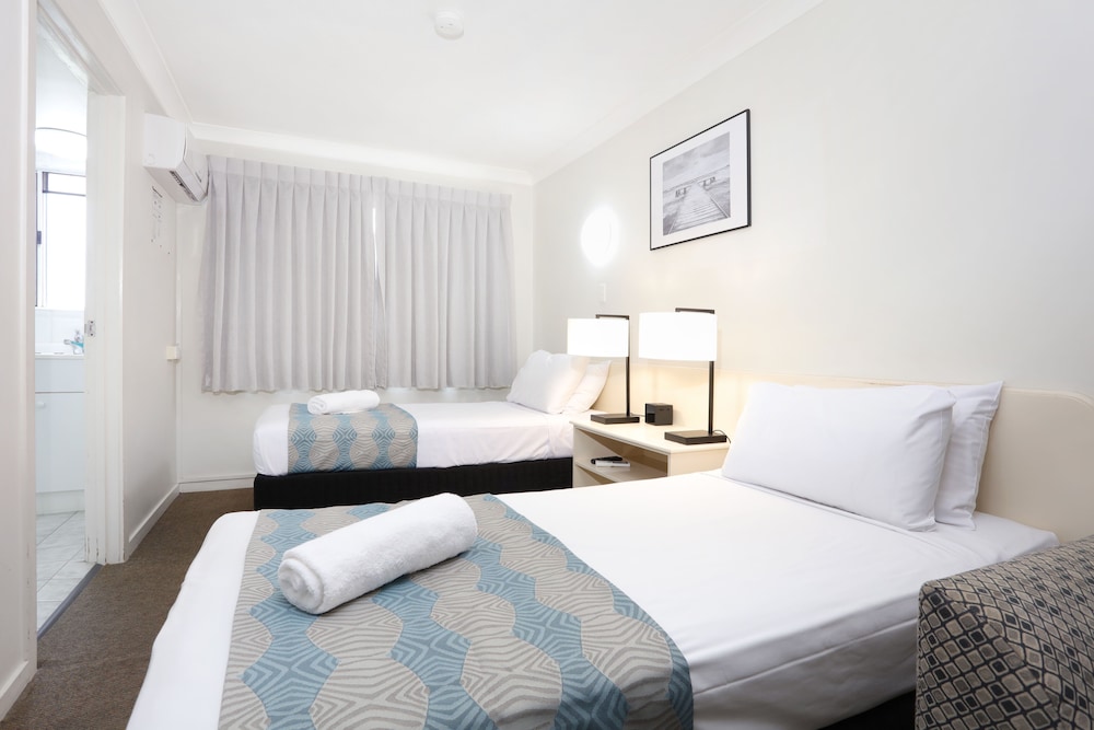 MOTEL, TWIN BEDS, SOFA