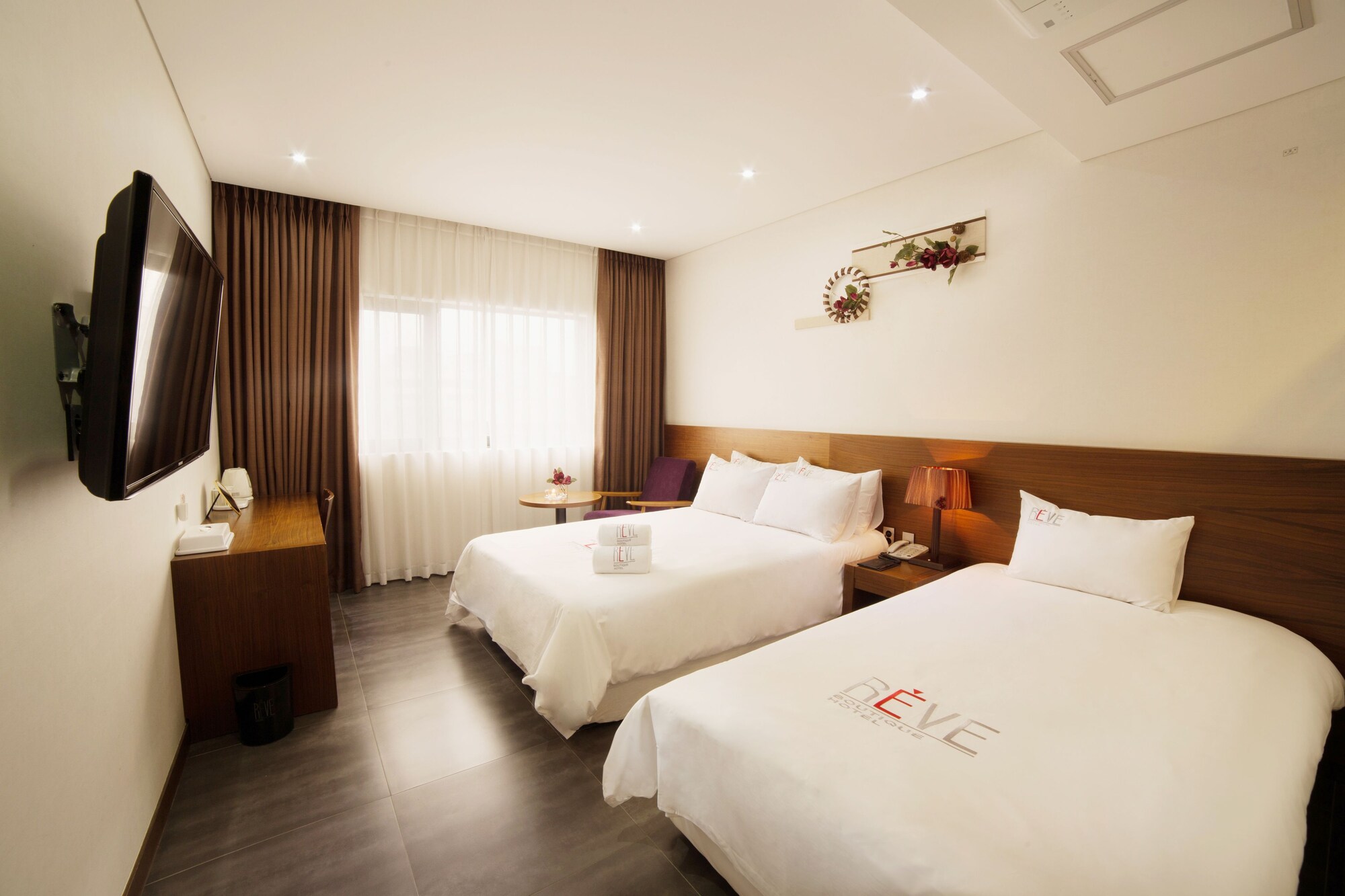 DELUXE, TWIN BEDS