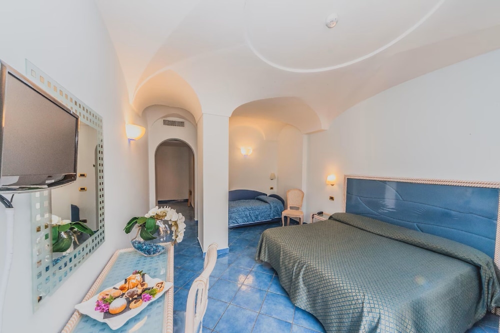SUPERIOR, TRIPLE, 1 QUEEN AND 1 SINGLE BED