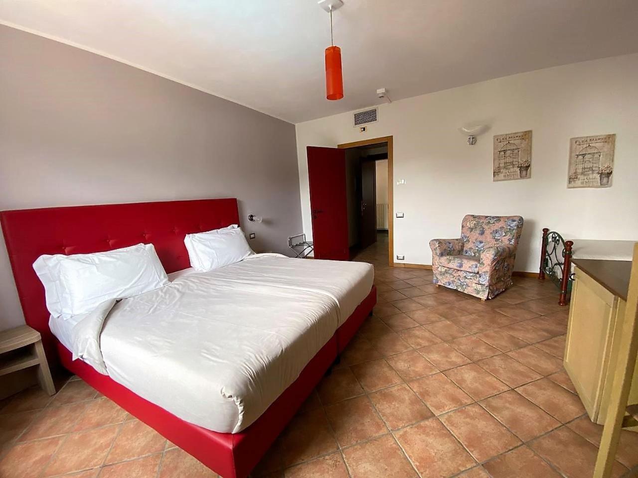 Room, Double Bed, Lateral Side Lake View