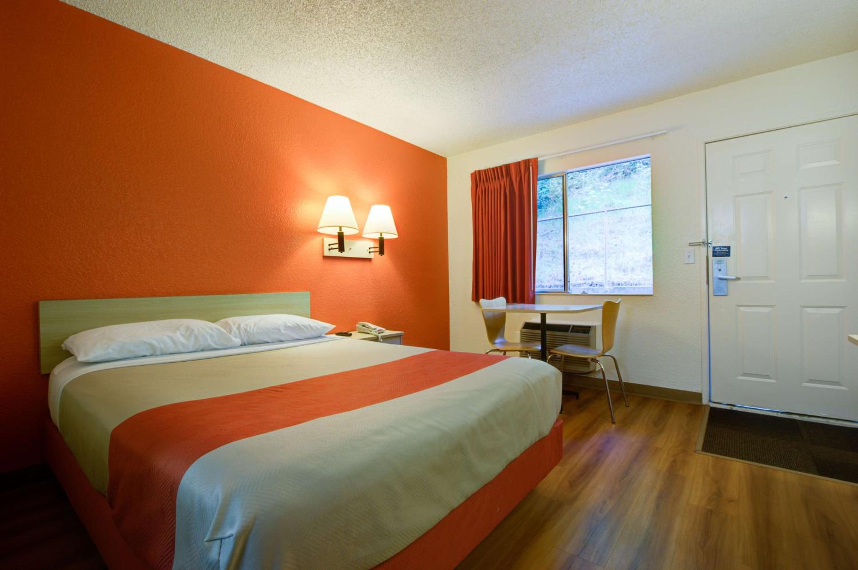 1 Queen Bed Micfridge، Motel6 Seattle, WA - Airport 10/10