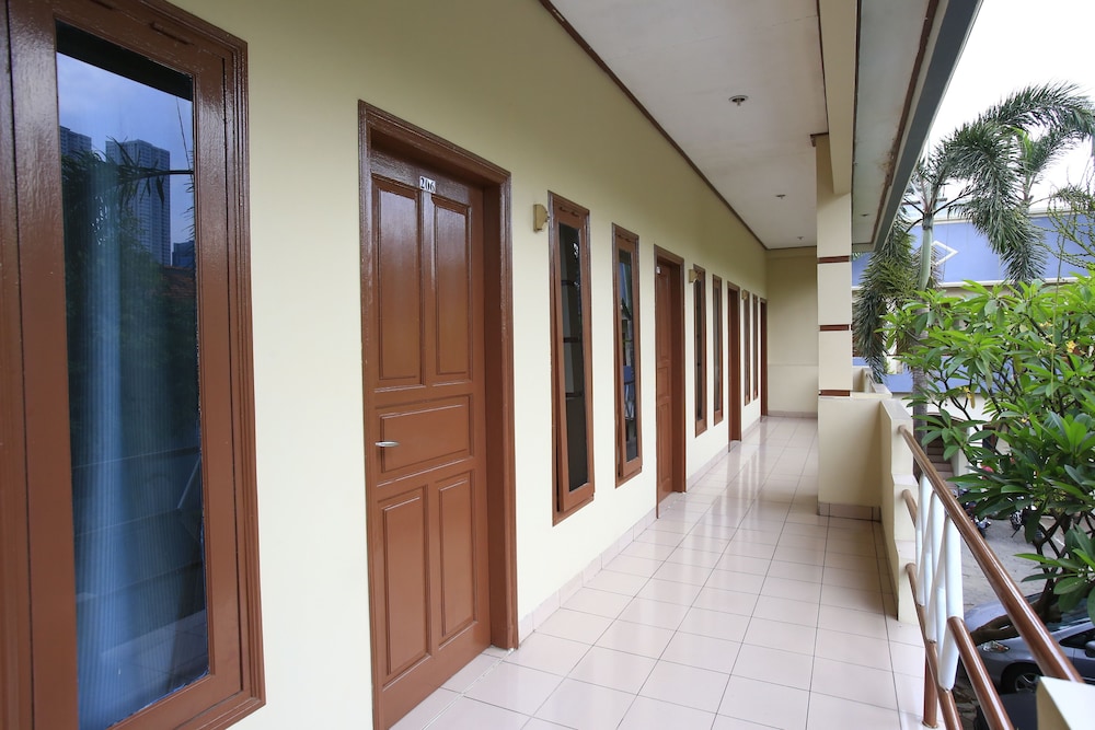 RedDoorz Plus at Karet Pedurenan 3 4/49
