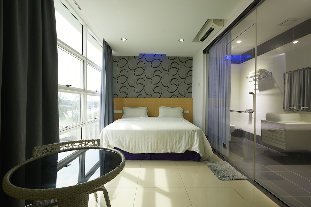 East Sun Hotel by ZUZU 40/91