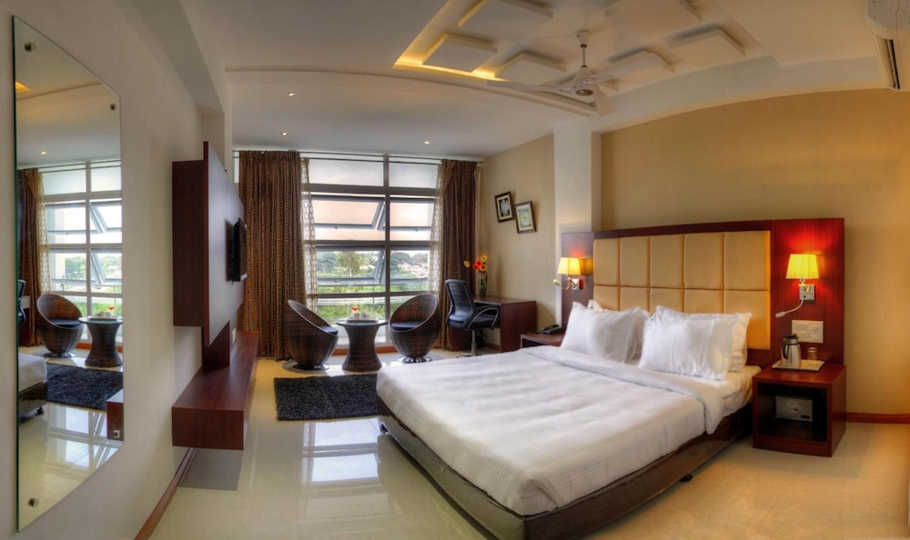 Rajmahal Inn 24/50