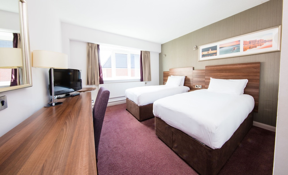 Standard, Twin Beds, Leonardo Hotel Cork 2/6