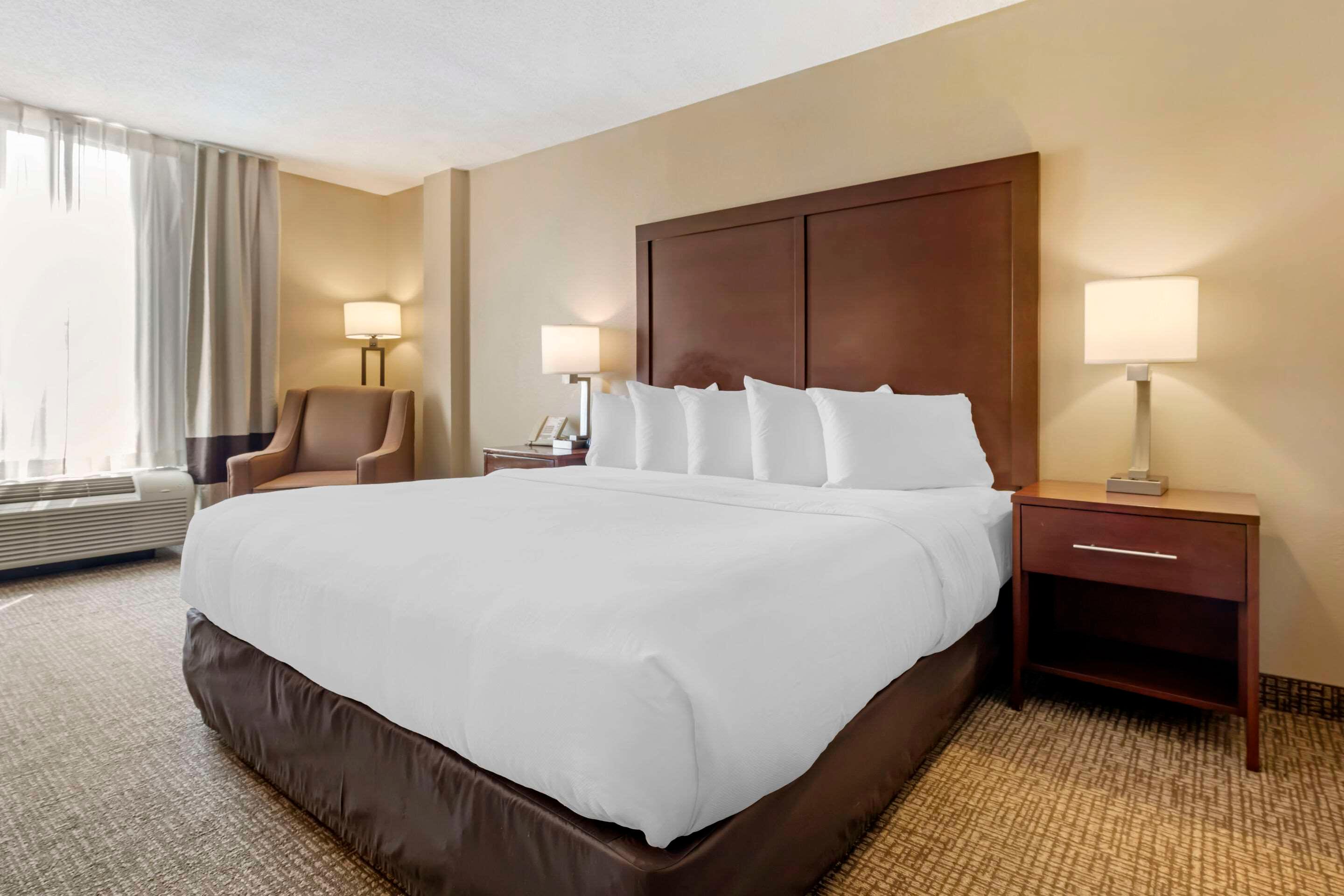 ROOM, KING BED