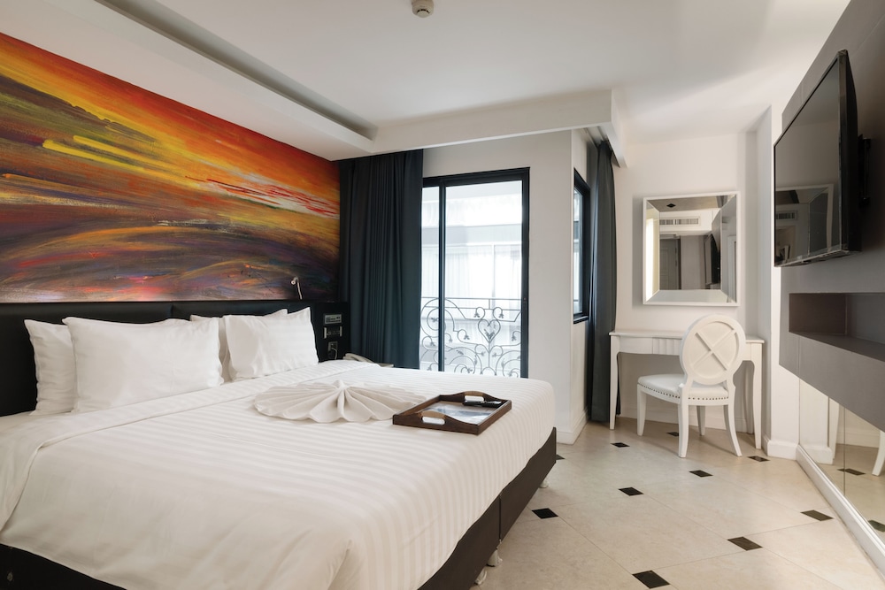DELUXE, DOUBLE OR TWIN BED, CITY VIEW