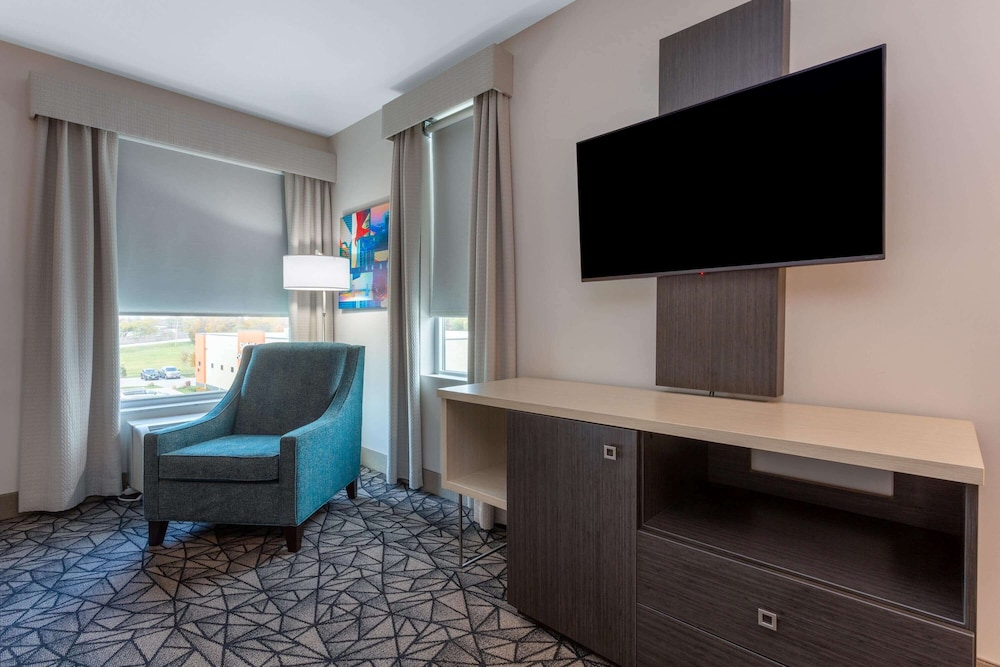 La Quinta Inn & Suites by Wyndham Shorewood 8/40