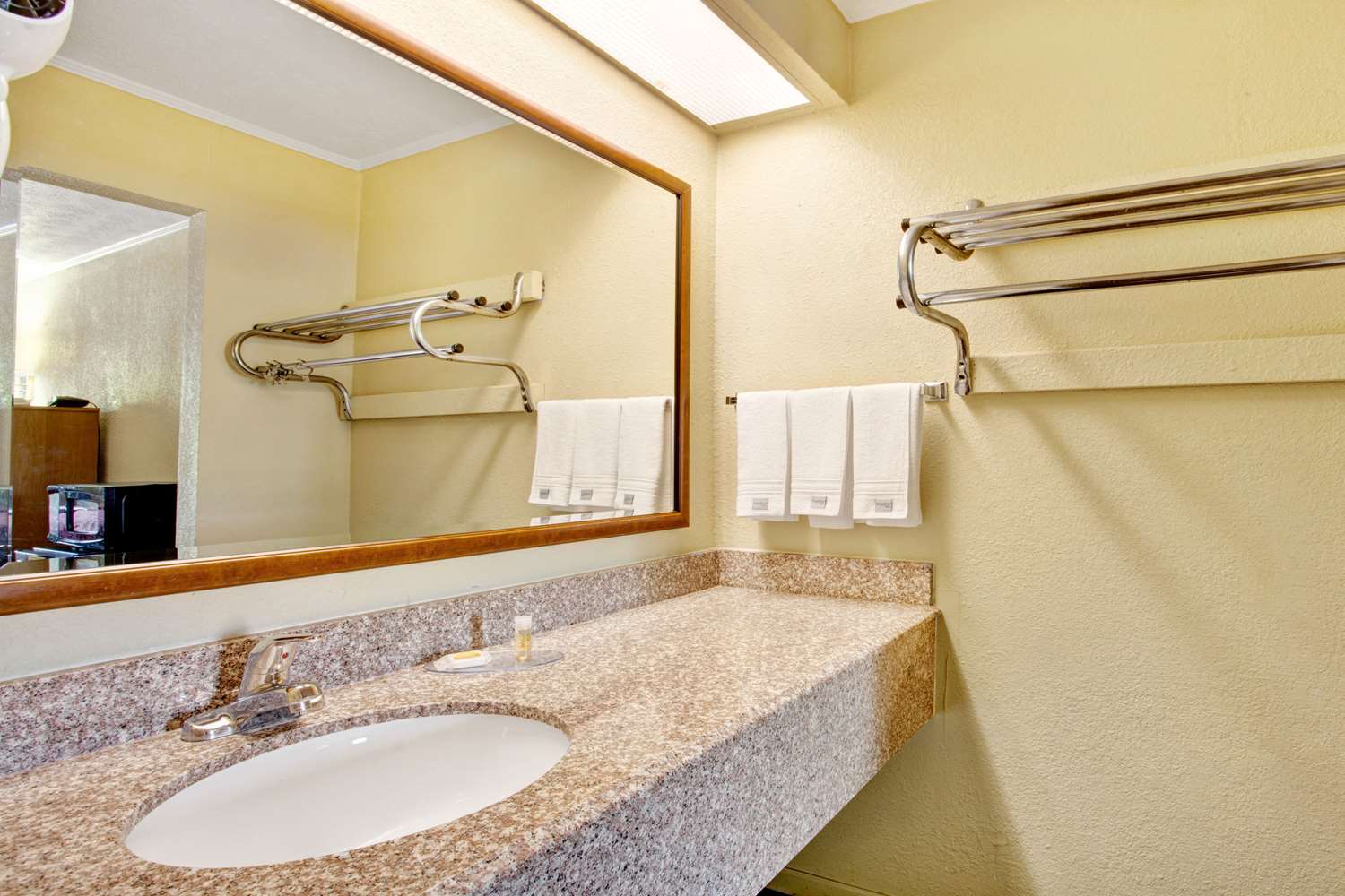 Days Inn by Wyndham Knoxville West 17/17