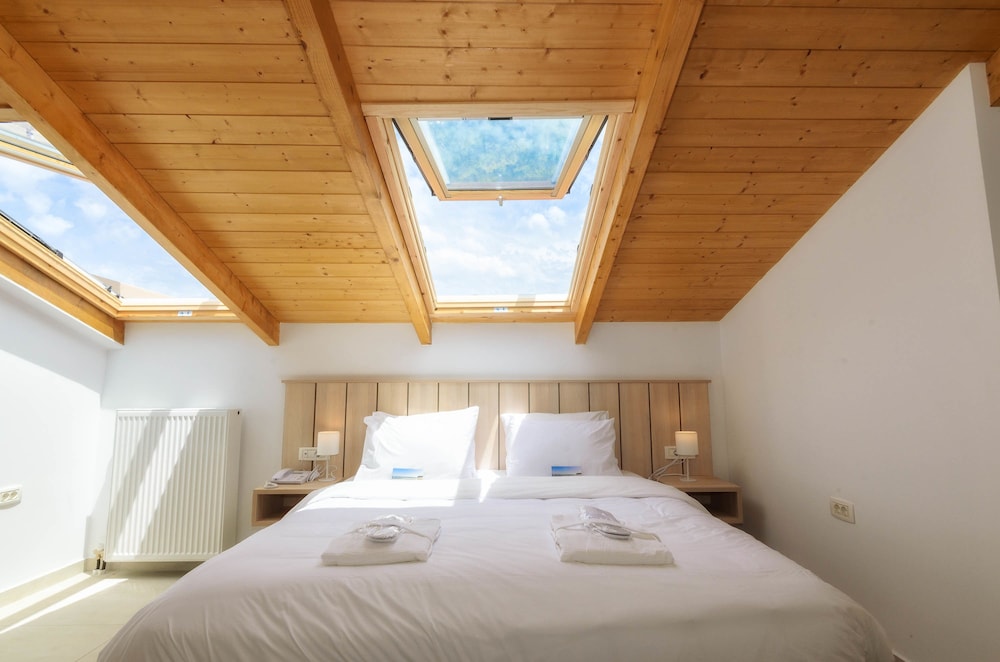 BASIC, DOUBLE BED, PARTIAL SEA VIEW