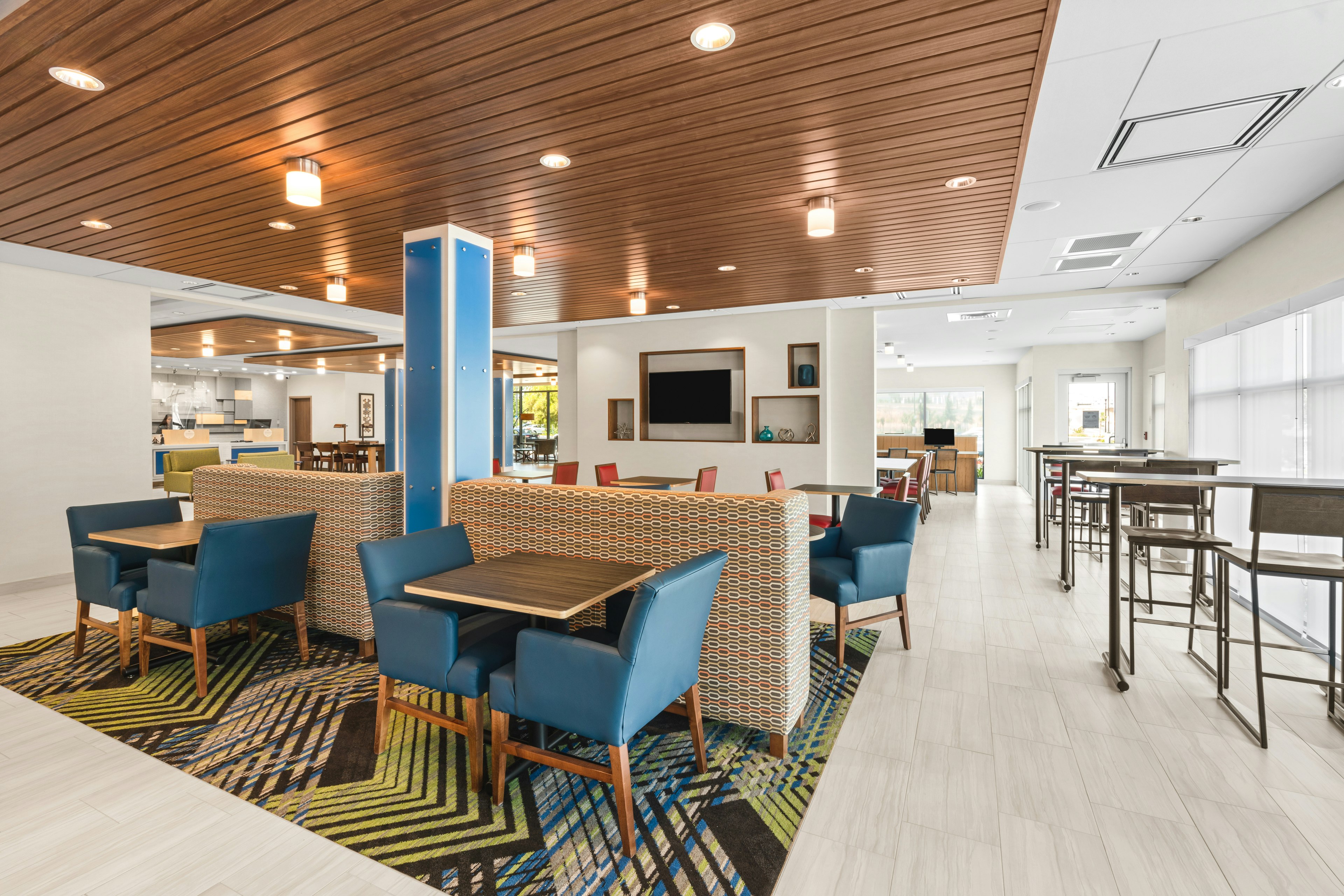 Holiday Inn Express & Suites Suisun City 52/70