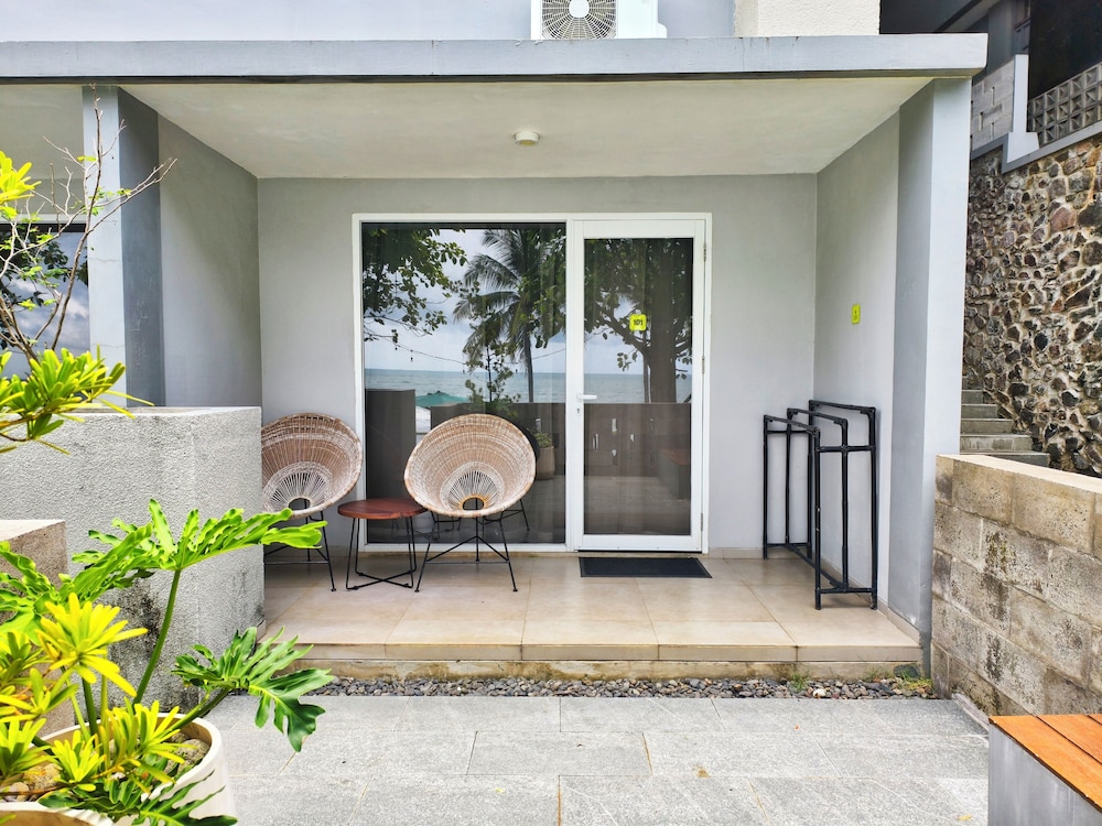 MaxOneHotels.com at Anyer 6/42