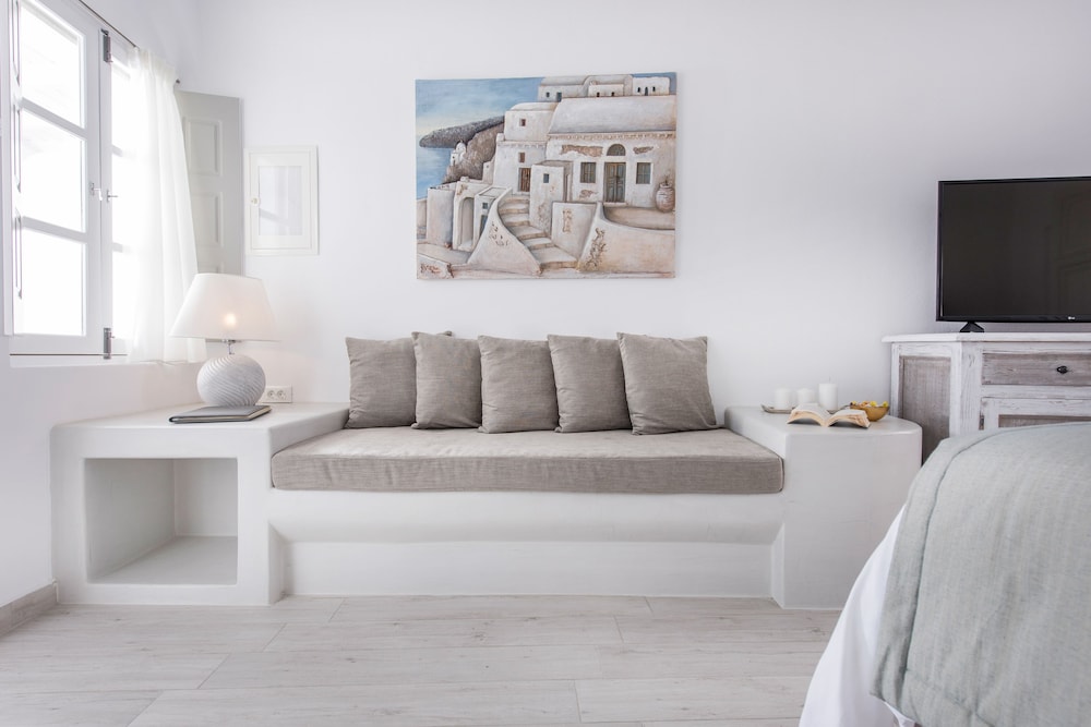 Aqua Luxury Suites 46/75