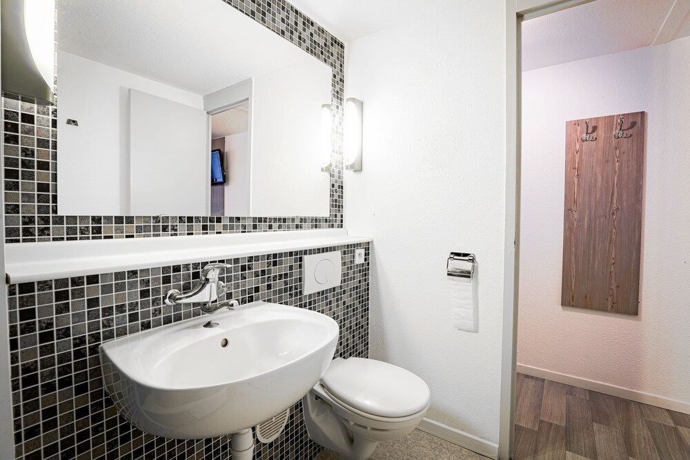 Kyriad Direct Lille Nord – Roubaix 6/25