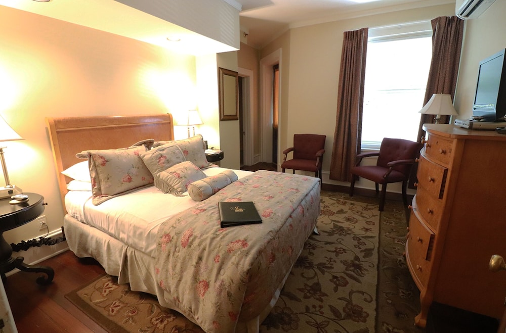 Island, Queen Bed, Balcony