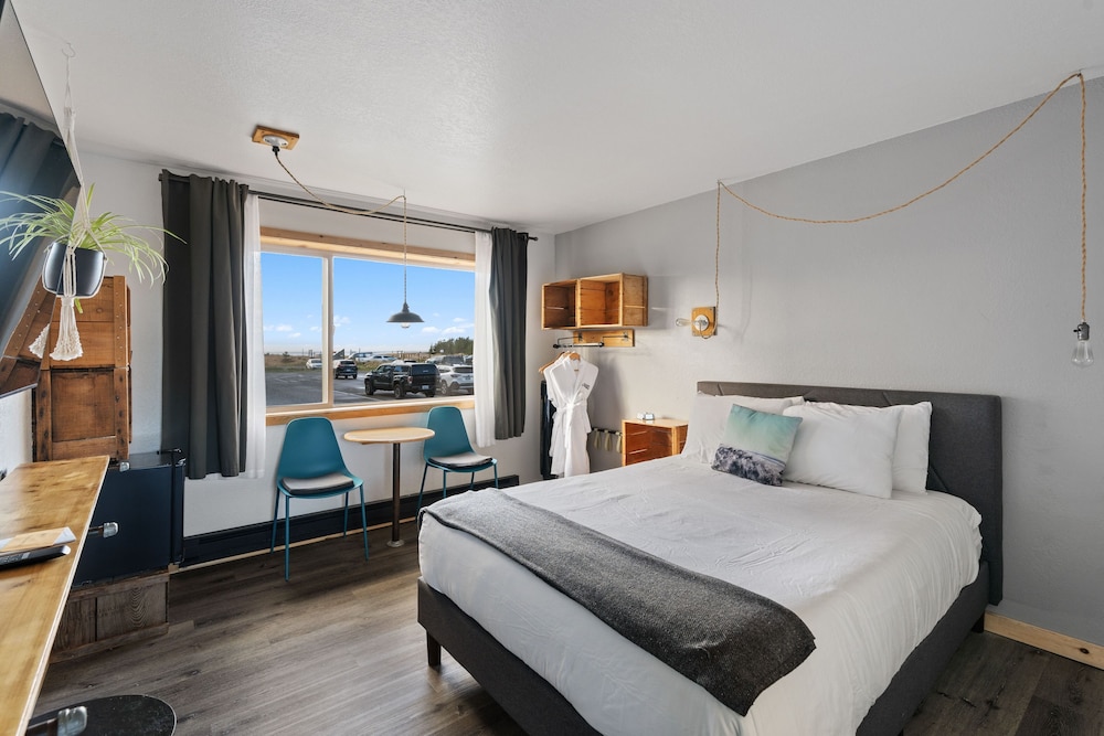 East, Queen Bed, Accessible