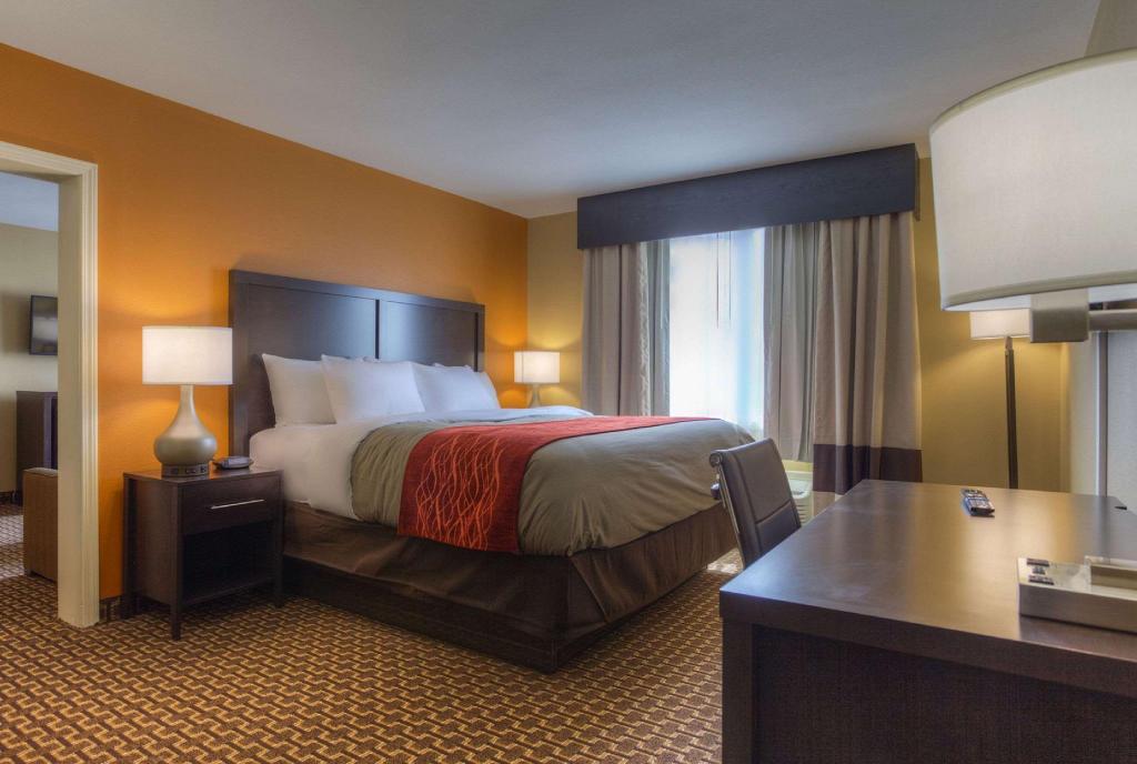 SUITE, KING BED