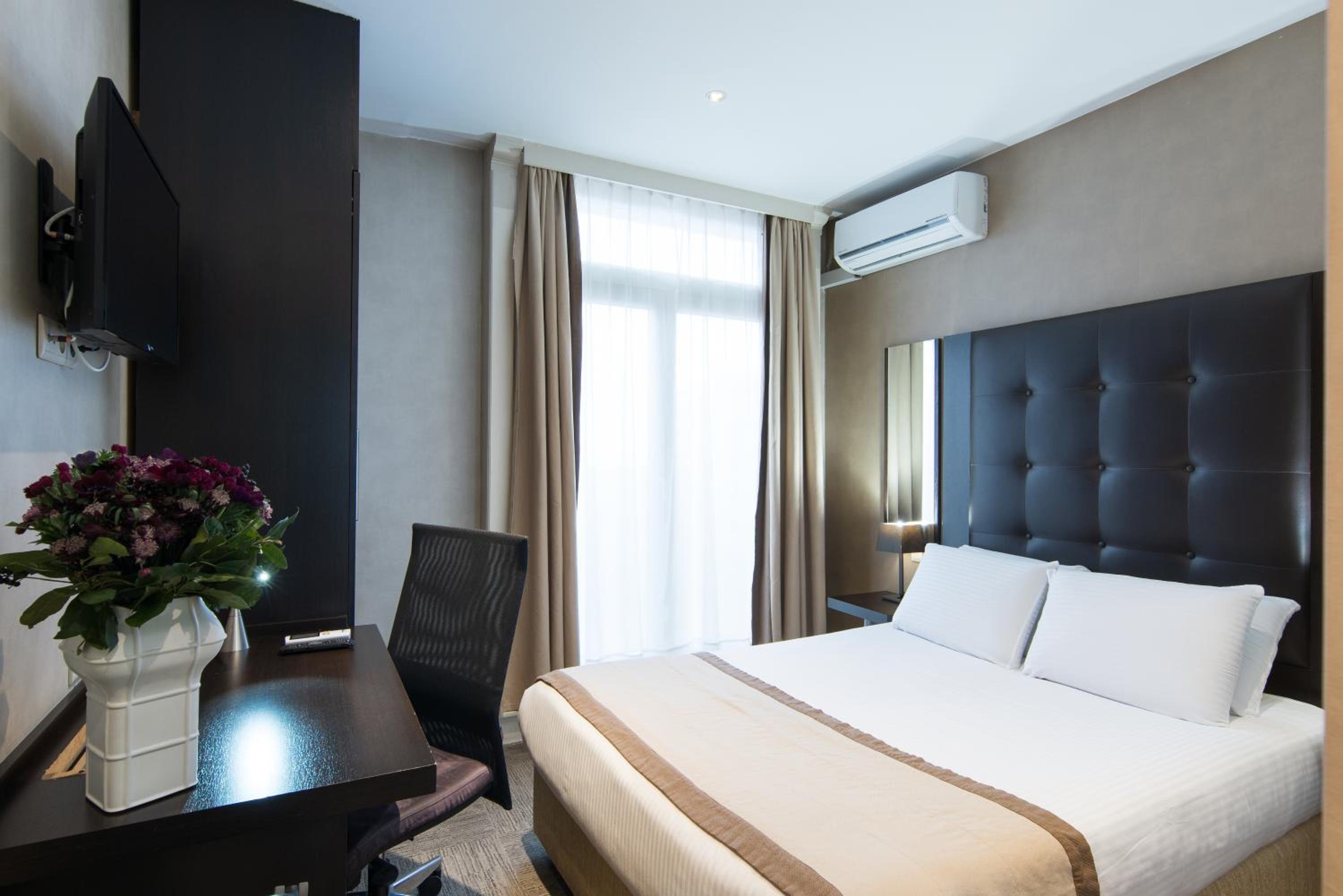 Standard, Queen Bed
