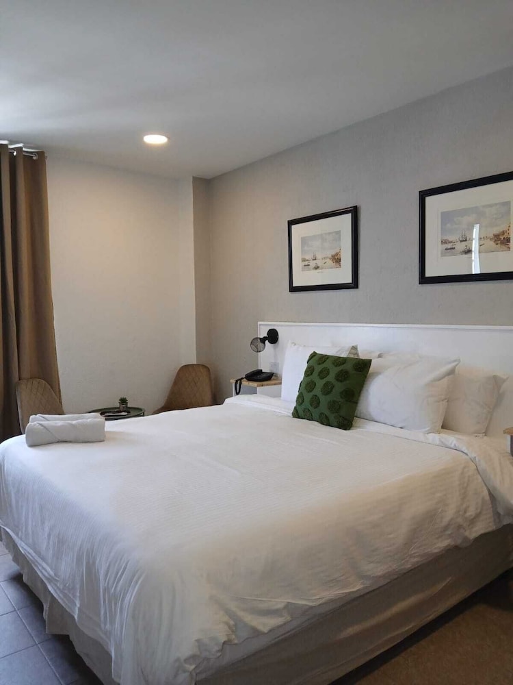 DELUXE, SINGLE, QUEEN BED