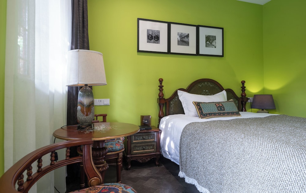 Classic, Queen Bed, Courtyard View, Courtyard Area