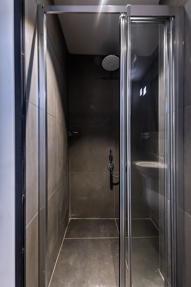 Intro Suites 8/34