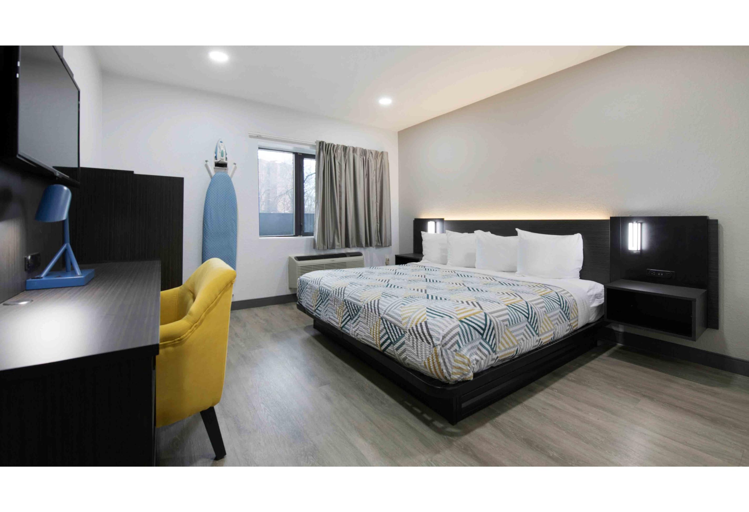 1 King Bed - Non-Smoking, Micfridge