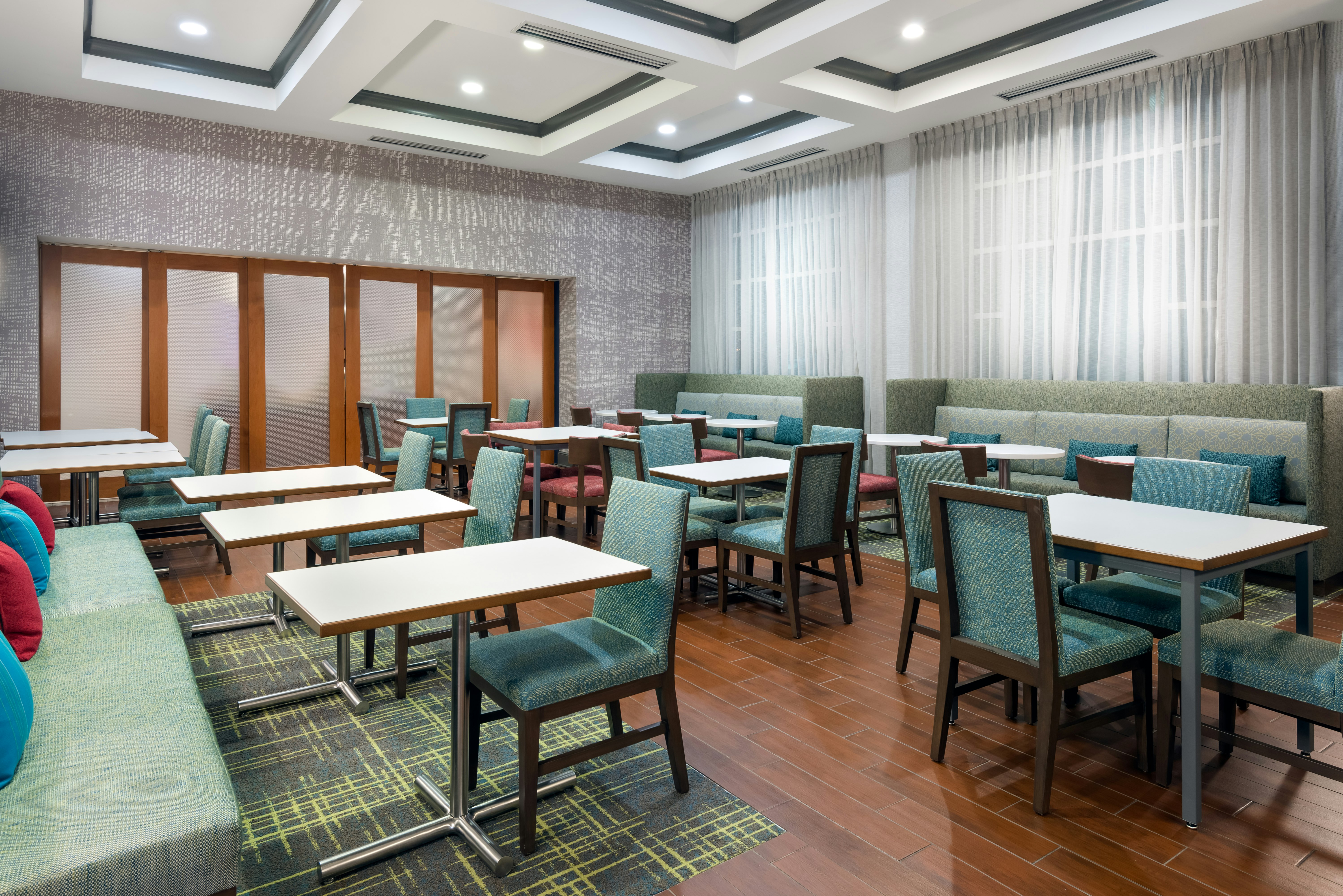 Hampton Inn & Suites Orlando Airport @ Gateway Village FL 37/58