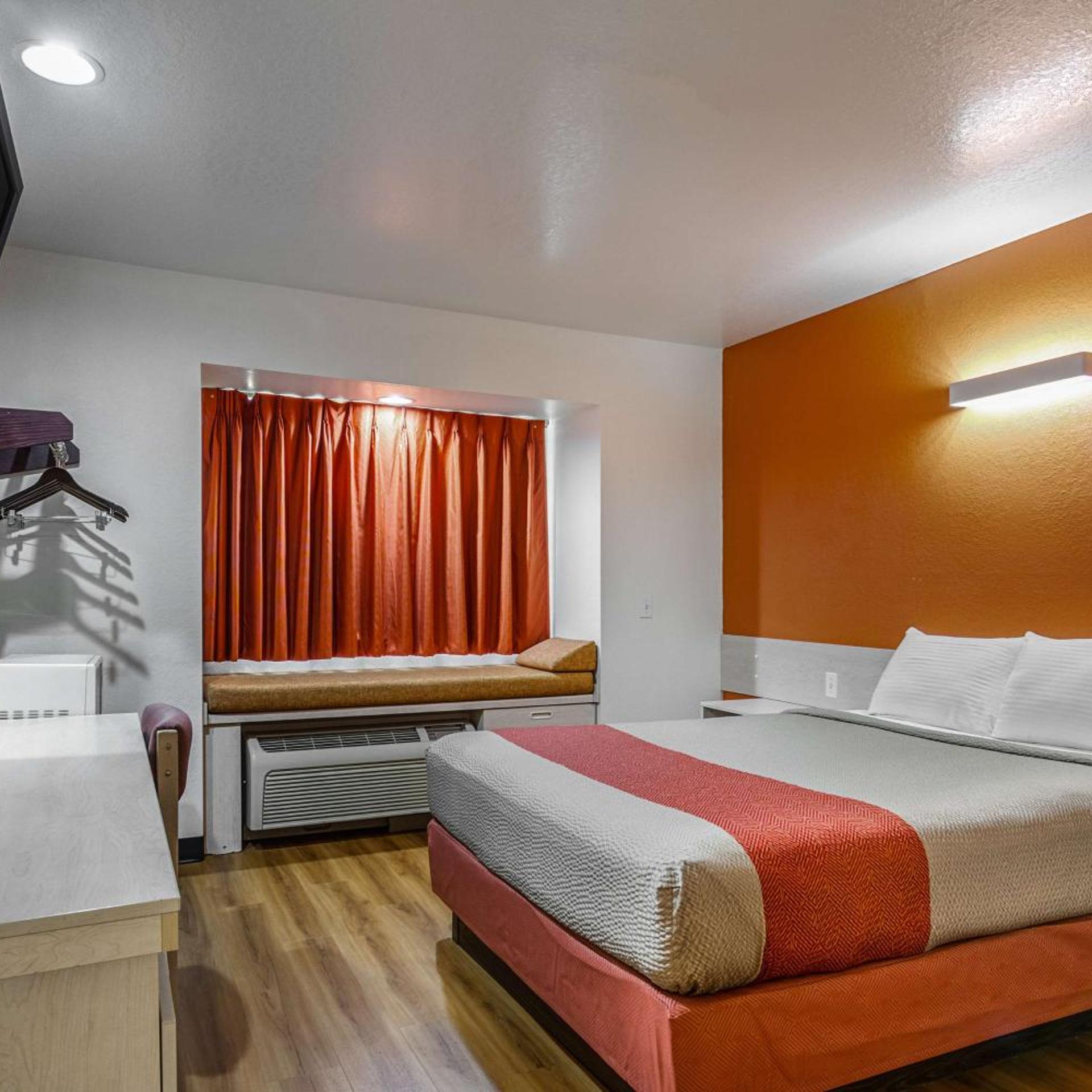 1 Queen Bed - Non-Smoking