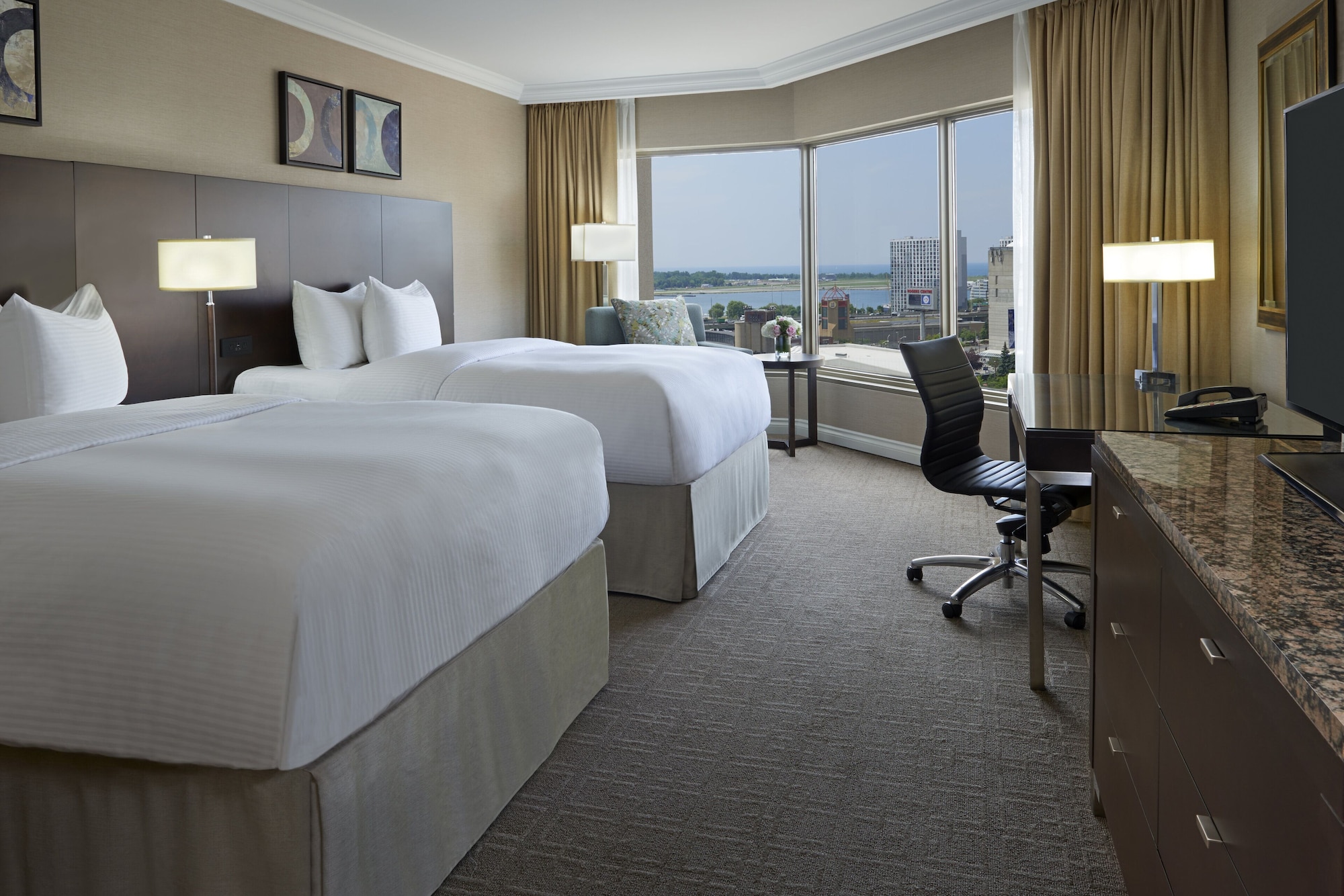 غرفة بريميوم بسريرين كوين في طابق مرتفع، INTERCONTINENTAL TORONTO CENTRE 6/8