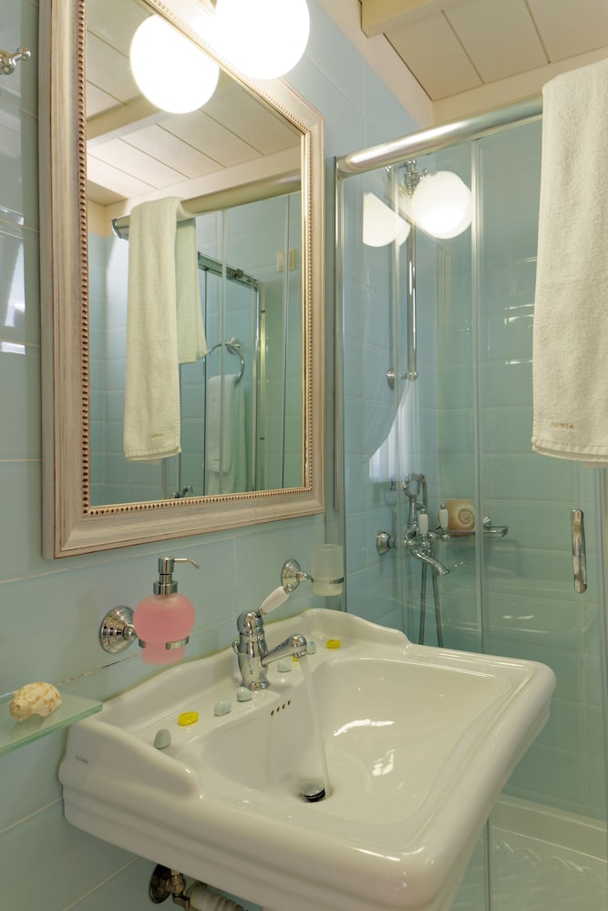 Ionia Suites 39/40