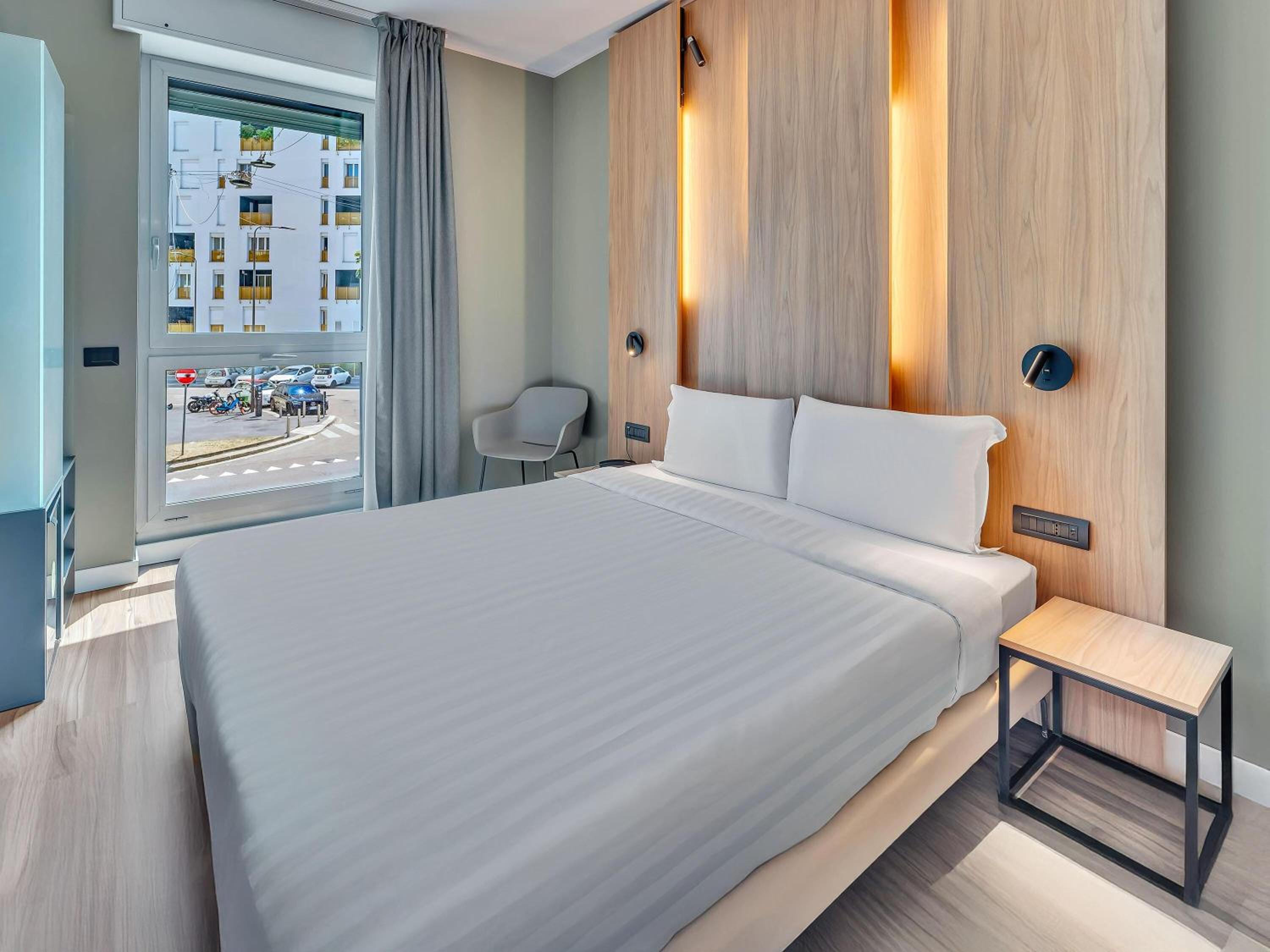 Room, Queen Bed