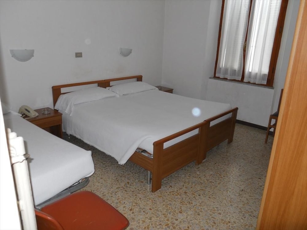 Hotel Italy 10/15