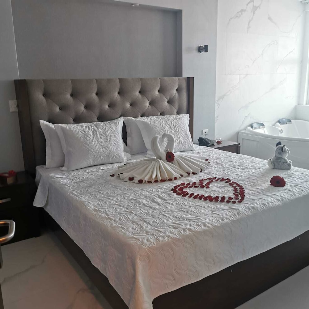 SUITE, HOT TUB