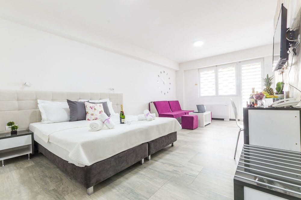 SUPERIOR, APARTMENT, BALCONY