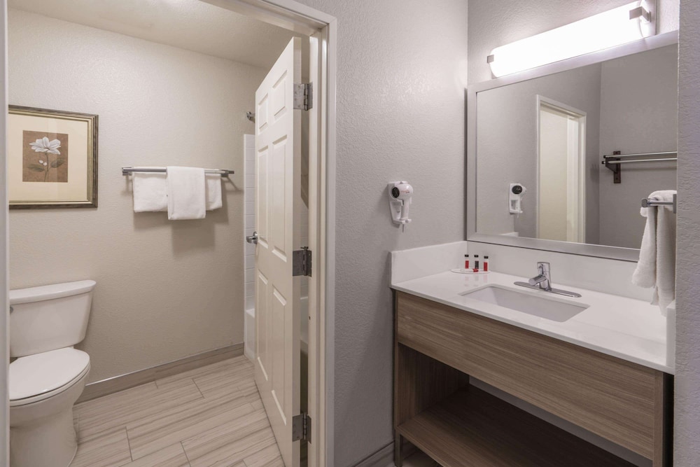 Baymont By Wyndham Albuquerque Airport 27/66