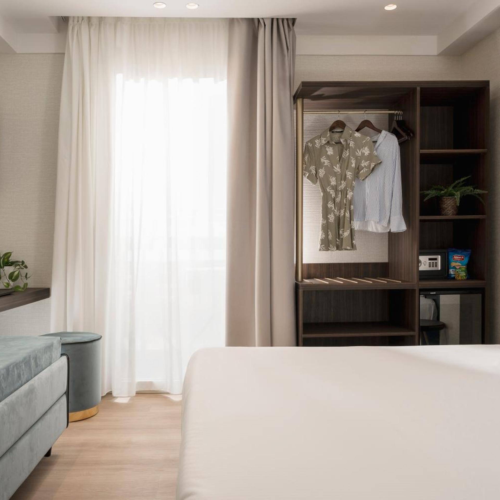 Deluxe, Side Sea View