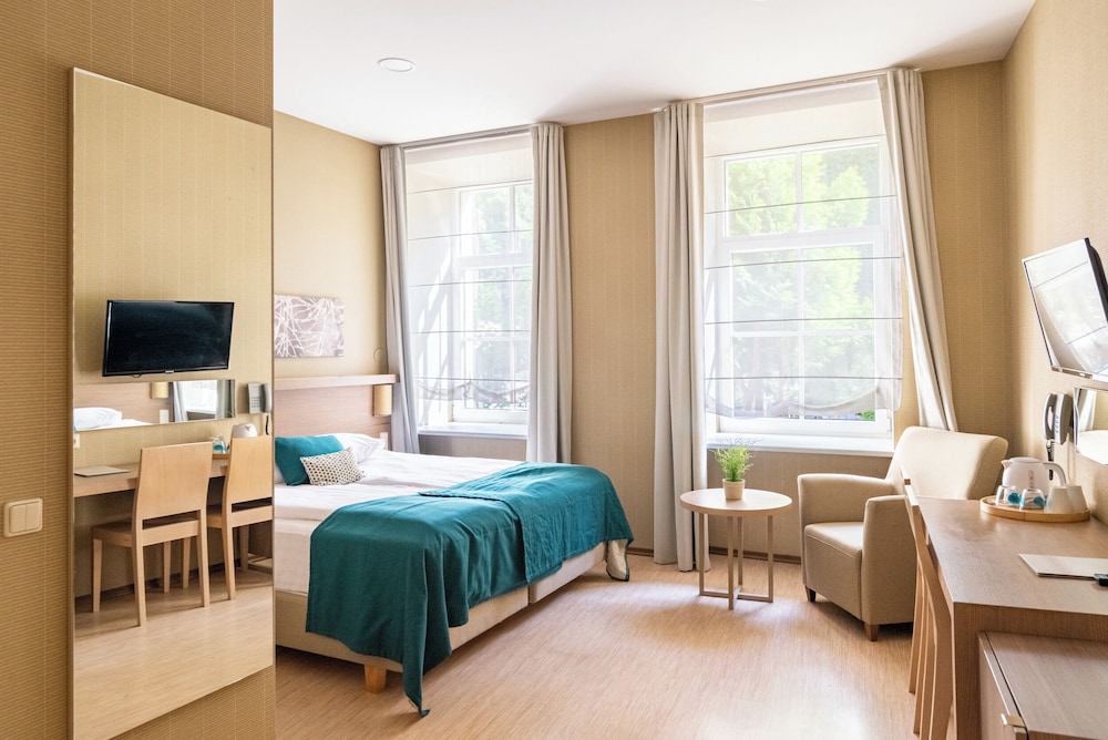 SUPERIOR, DOUBLE OR TWIN BED