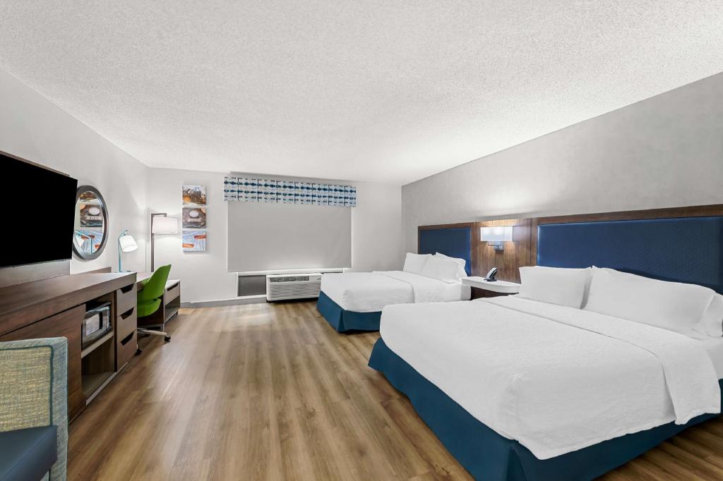 ROOM, 2 QUEEN BEDS, SOFA, ACCESSIBLE