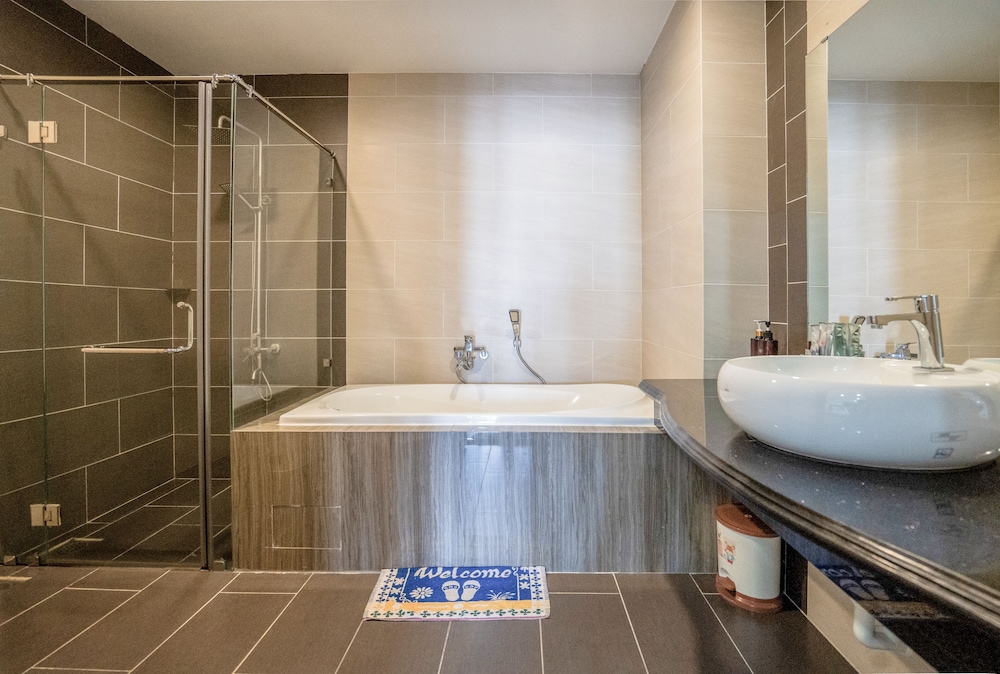 C'Lavie Hotel - Saigon Airport Hotel 47/50