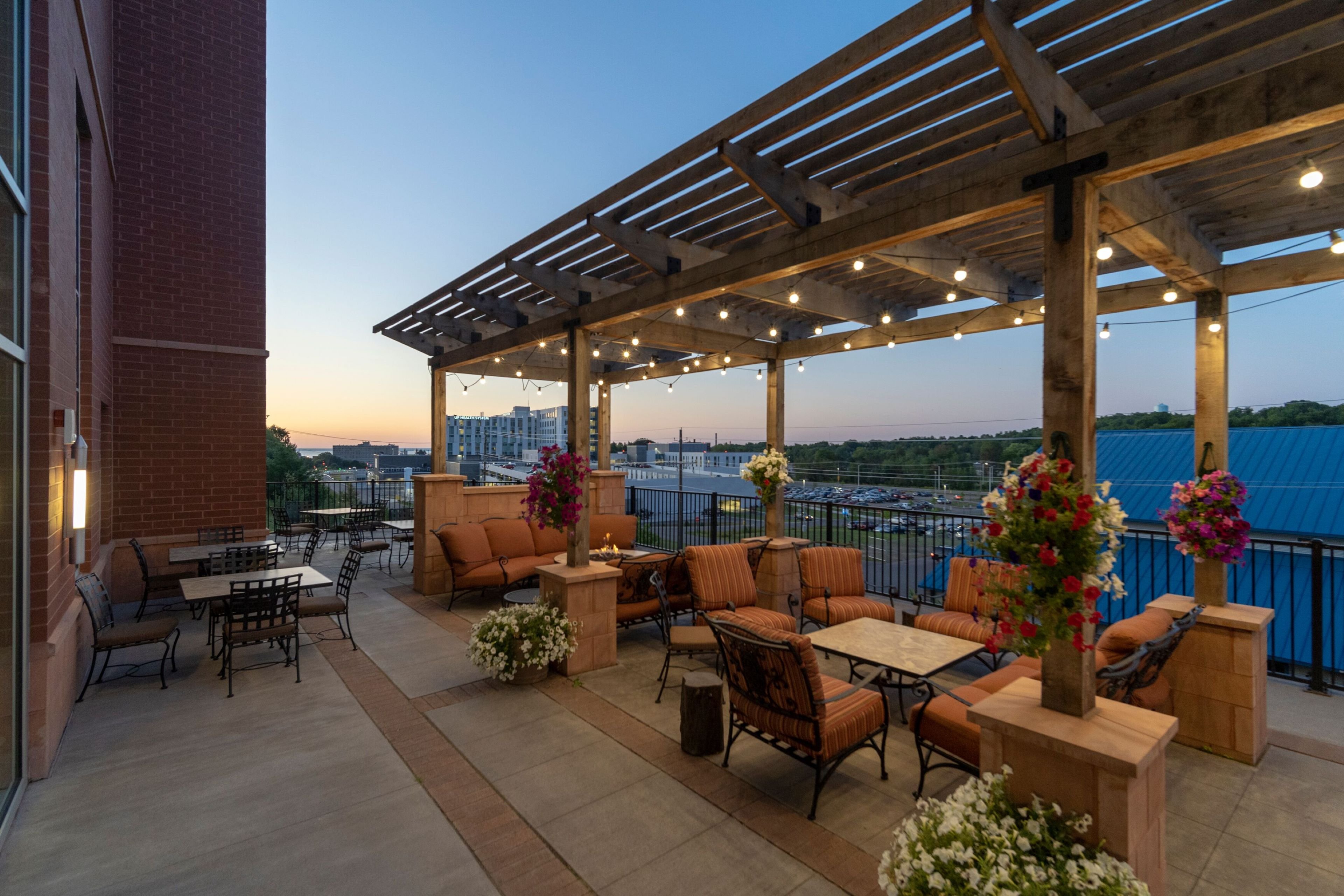 STAYBRIDGE SUITES MARQUETTE 48/82