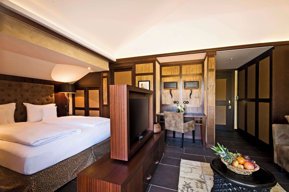 Afsigned on Arrival, Junior Suite, King Bed, Sofa