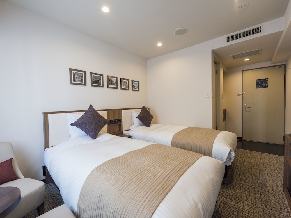 ROOM, TWIN BEDS