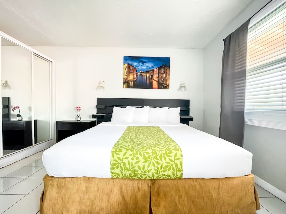 STUDIO, QUEEN BED