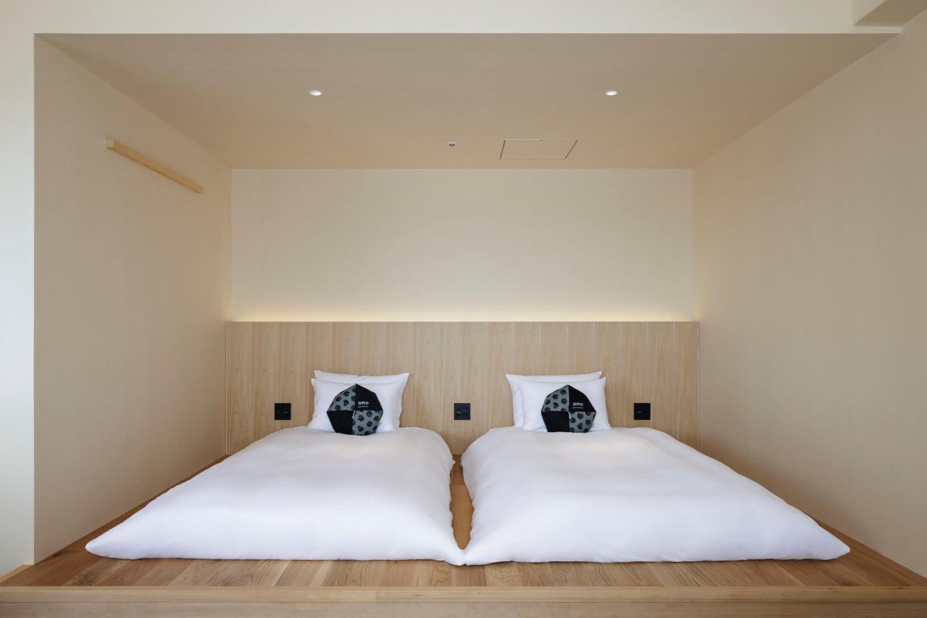 Semi Room, Suite