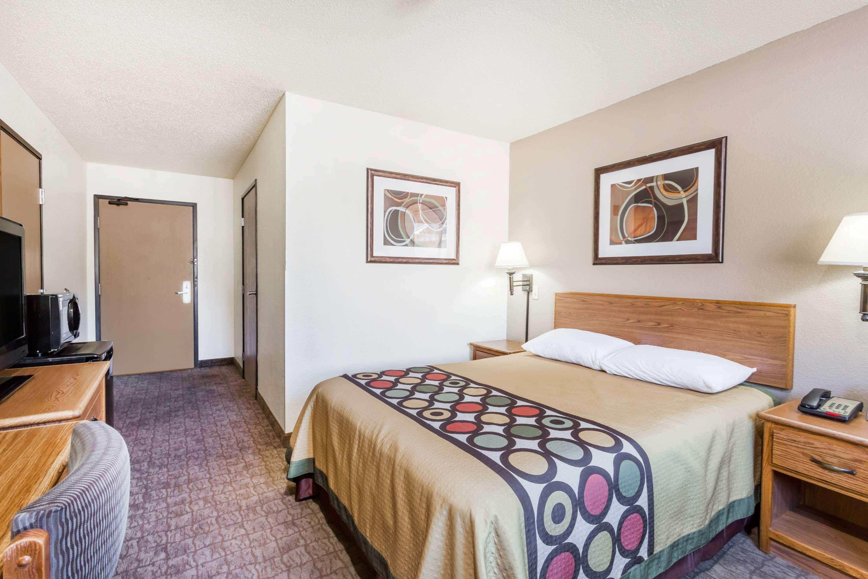Super 8 By Wyndham Lewisburg 4/16