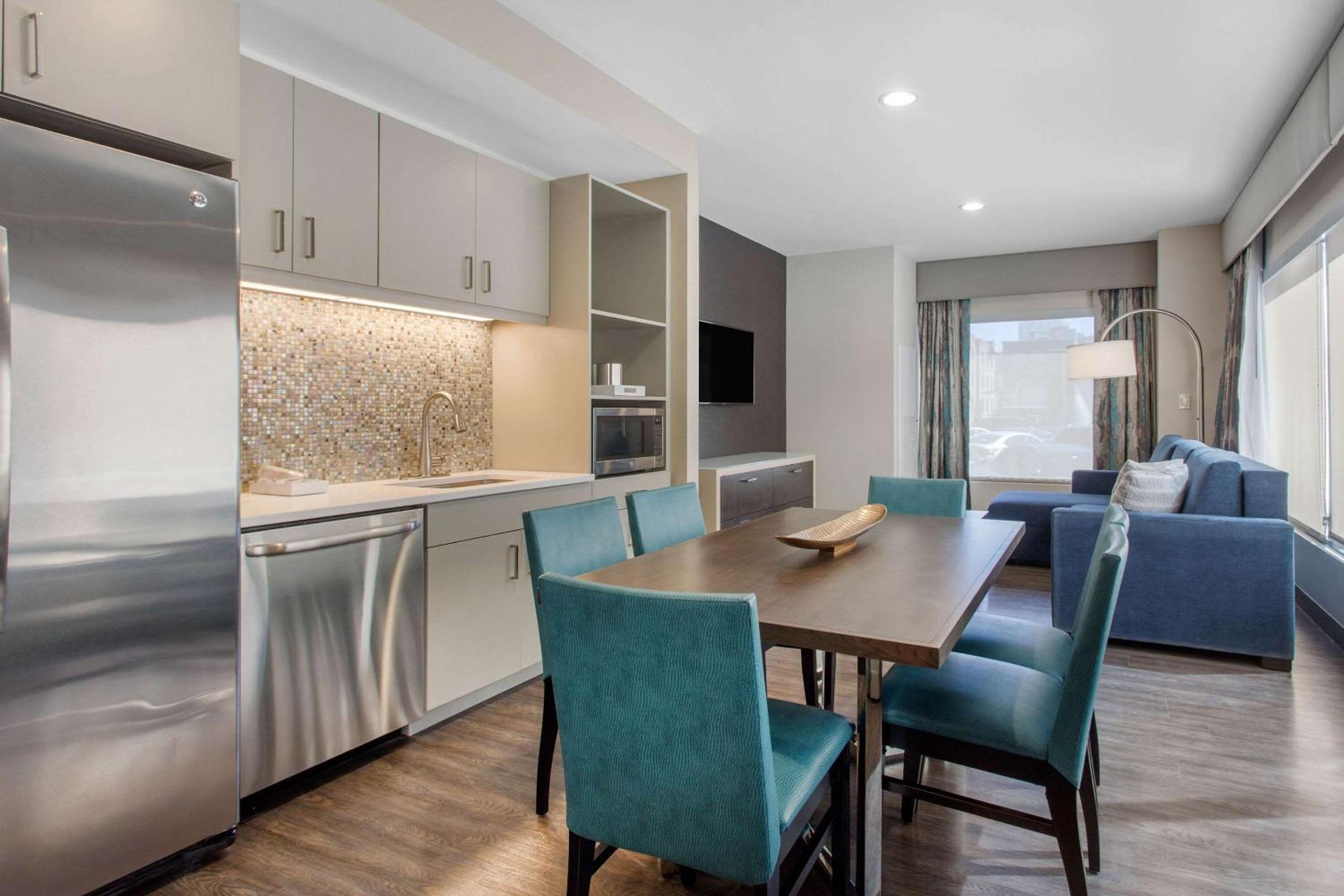 SUITE, KING BED, ACCESSIBLE