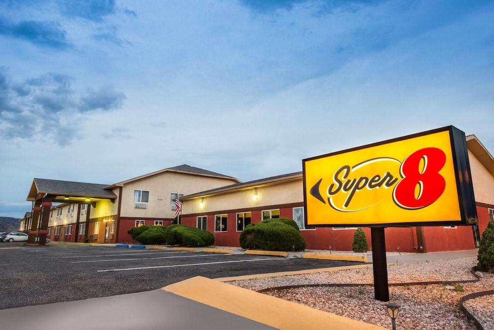Super 8 By Wyndham Grants 3/32