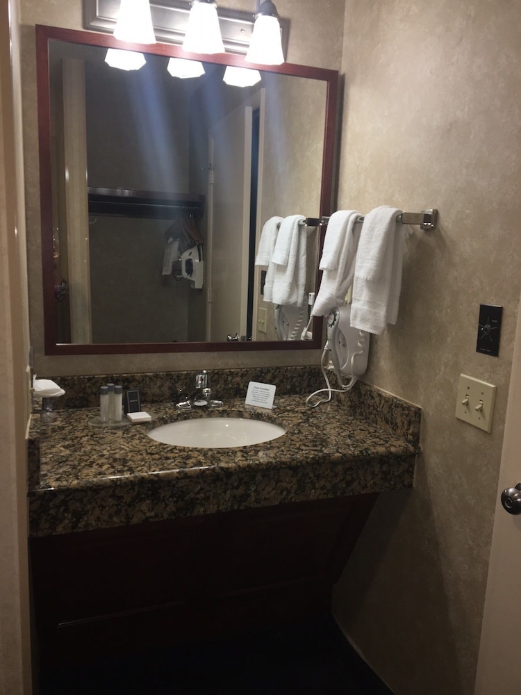 Red Roof Inn & Suites Newport News 20/48