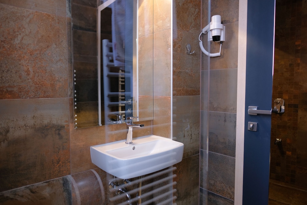 New Hotel 37/40