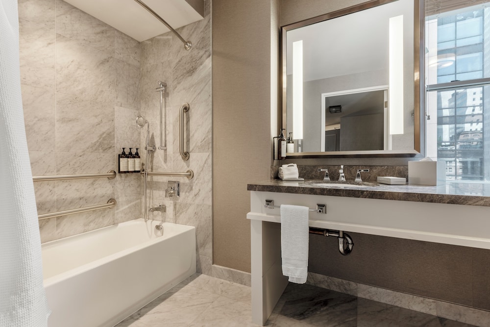 DELUXE, KING BED, ACCESSIBLE